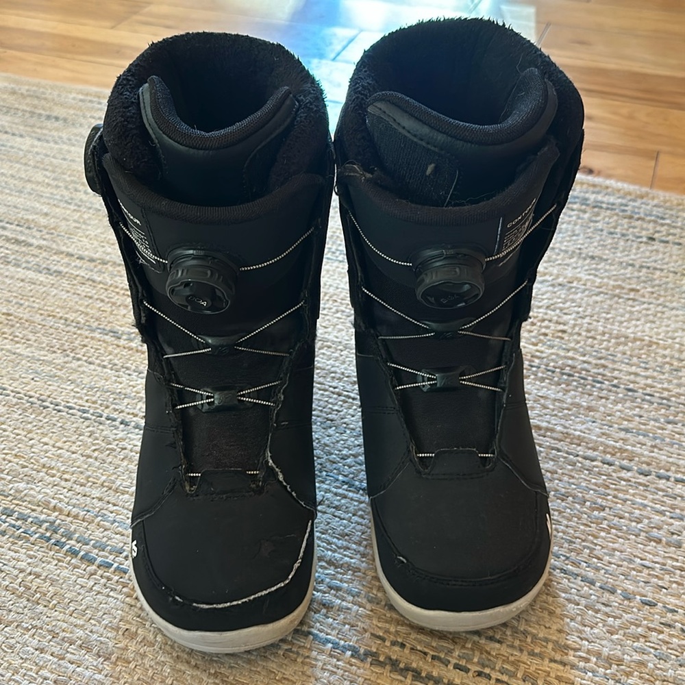 K2 women’s snowboard boots, size 7.5.  Double boa